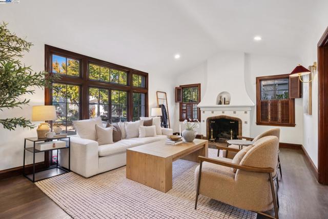 1728 Cambridge Dr, Alameda CA: https://media.crmls.org/mediaz/1805b84e-d68b-4437-9aaa-2a1d054a5689.jpg