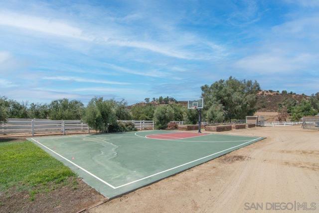 Image 35 of 75 For 37789 Avenida La Cresta