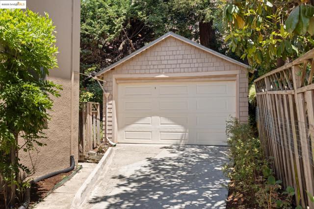 971 Santa Barbara Rd, Berkeley CA: https://media.crmls.org/mediaz/18064bfb-f2bb-49ab-aa14-21a591710ccc.jpg