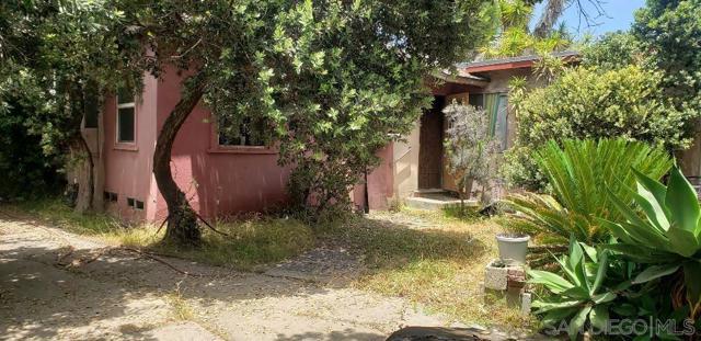 815 Reed Avenue, San Diego CA: https://media.crmls.org/mediaz/18064ee5-8bb8-45e9-aeaf-b98ddbd6bab5.jpg