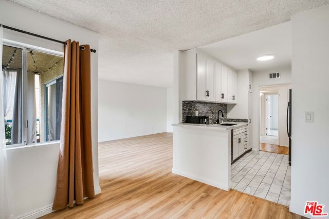 18307 Burbank Boulevard, Tarzana CA: https://media.crmls.org/mediaz/180677fe-5cf0-46ea-80fd-160aa2a5447e.jpg