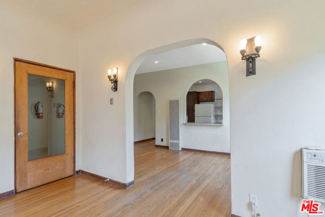 458 N Genesee Avenue, Los Angeles CA: https://media.crmls.org/mediaz/180820c3-2121-429d-91f4-0cf952f6143e.jpg