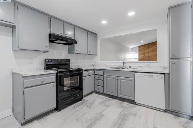 1290 Canterbury, Hercules CA: https://media.crmls.org/mediaz/18085992-0608-4f8a-8023-b2cab6af0b12.jpg