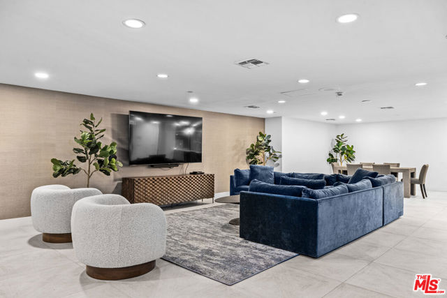 200 N Swall Drive, Beverly Hills CA: https://media.crmls.org/mediaz/18086440-bac9-4b8e-84e3-e9a9912072e5.jpg