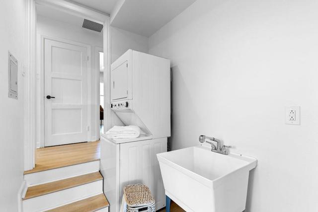 1032 Toyon Drive, Burlingame CA: https://media.crmls.org/mediaz/180ace18-ecde-4cc1-98d6-d3f9dfe95702.jpg
