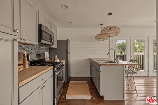 571 N Cahuenga Boulevard, Los Angeles CA: https://media.crmls.org/mediaz/180b52a9-ee88-472f-a3b6-ecb9c581fea8.jpg