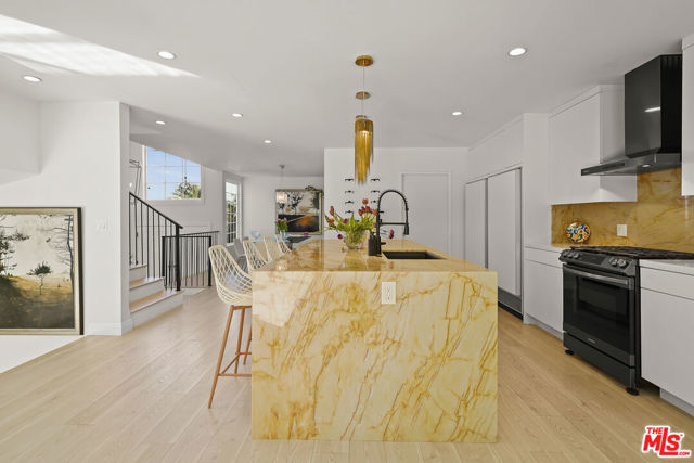 4729 Monarca Drive, Tarzana CA: https://media.crmls.org/mediaz/180b61a0-1ac0-4a9b-8e61-c6ab3b388dc5.jpg