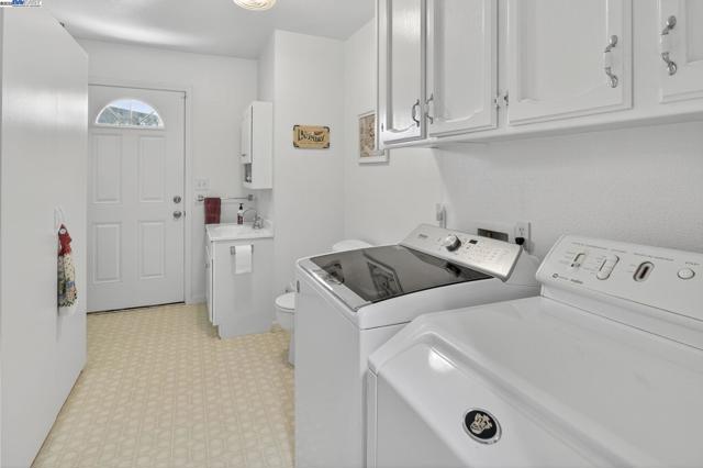 368 Beverly St, Livermore CA: https://media.crmls.org/mediaz/180b6656-dbc0-4868-afbc-fd8c71ce9aaa.jpg