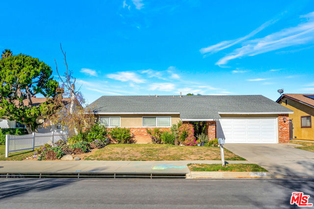 2425 Dusan Street, Simi Valley CA: https://media.crmls.org/mediaz/180bad09-b91c-4728-8aa8-f0bc04cec0ad.jpg