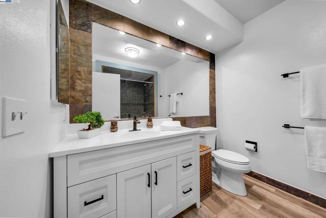 400 Wayne Ave, Oakland CA: https://media.crmls.org/mediaz/180cf27a-1962-43d8-8ac4-057fc927f17f.jpg