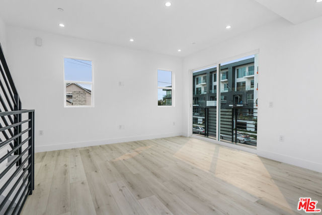 522 N Wilton Place, Los Angeles CA: https://media.crmls.org/mediaz/180dc02e-fe28-4914-acab-31af8af6e89c.jpg