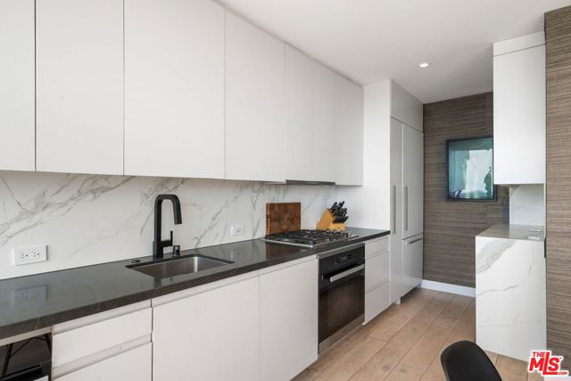 8787 Shoreham Drive, West Hollywood CA: https://media.crmls.org/mediaz/180e204f-73b3-424c-a5e7-a515a66800a7.jpg