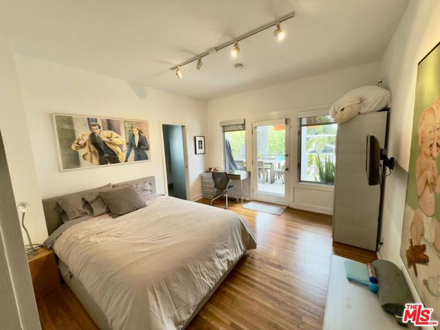 2714 4th Street, Santa Monica CA: https://media.crmls.org/mediaz/180eda11-eacd-4643-8acf-72a4950890ba.jpg