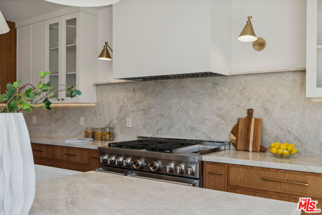 4949 Sancola Avenue, Toluca Lake CA: https://media.crmls.org/mediaz/180f0530-6795-4d03-9ee3-39f6b6969222.jpg