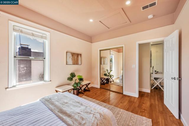 941 45Th St, Oakland CA: https://media.crmls.org/mediaz/180f1d43-3d9c-441f-98b3-10fdc1dc85f5.jpg