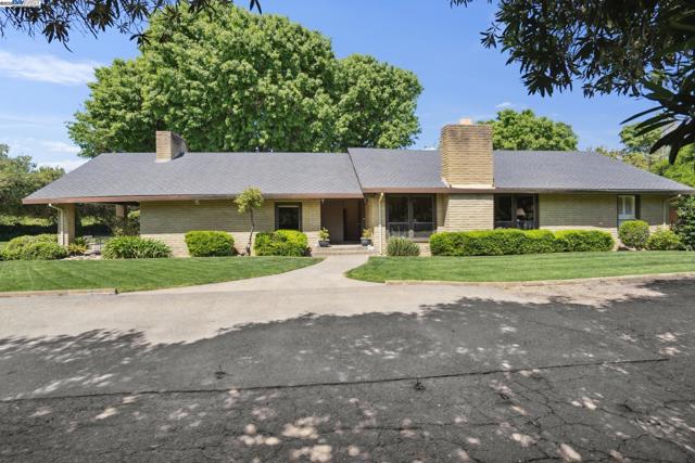 419 Burkhard Rd, Patterson CA: https://media.crmls.org/mediaz/180f5989-8399-420e-9325-6f0a3e62af18.jpg