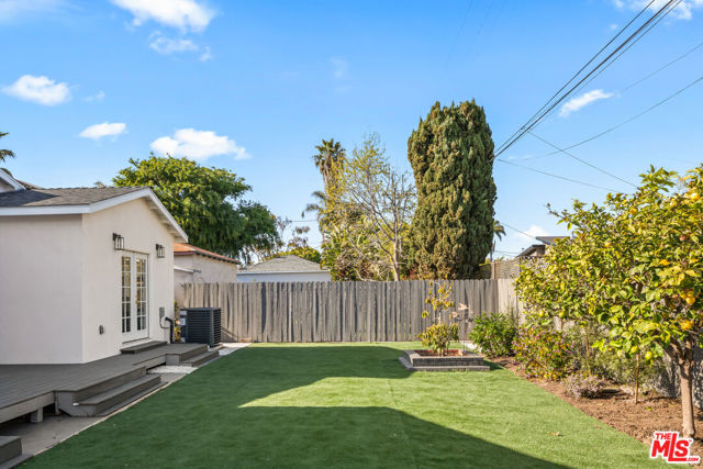4240 Chase Avenue, Los Angeles CA: https://media.crmls.org/mediaz/180f5d78-594f-4c8d-8bb5-288c97fbb913.jpg