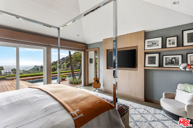 8814 Pinto Place, Los Angeles CA: https://media.crmls.org/mediaz/180f8fba-be8d-4ad7-ba32-f52f0126af06.jpg