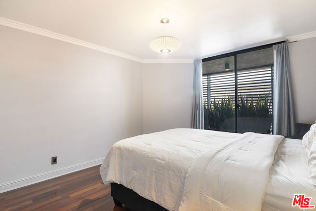 740 N Kings Road, West Hollywood CA: https://media.crmls.org/mediaz/18107280-f890-4976-9fff-368682d702ac.jpg