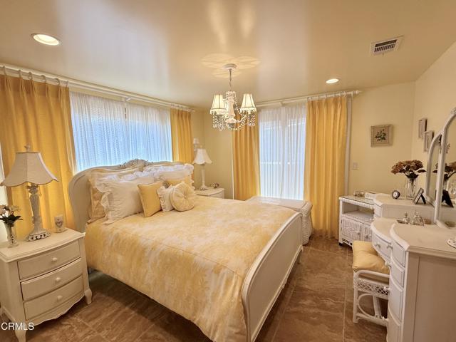 268 Sunset Drive, Oxnard CA: https://media.crmls.org/mediaz/1810d66d-7e34-4b39-a17e-f7a2cf5f70ee.jpg