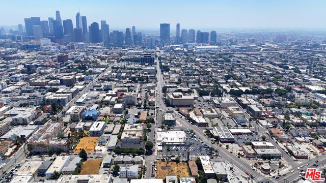 1000 S Grand View Street, Los Angeles CA: https://media.crmls.org/mediaz/181126f1-2a96-4f49-ad1d-e383bfb68123.jpg