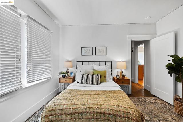 393 43Rd St, Oakland CA: https://media.crmls.org/mediaz/18122620-3d53-481a-8235-7243ddd2a5e9.jpg