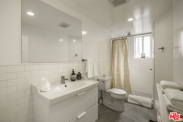 718 Vernon Avenue, Venice CA: https://media.crmls.org/mediaz/181306cd-39a8-49f3-b45c-f03b65a9bd3e.jpg