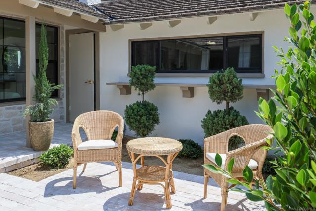 8965 Cliffridge Ave, La Jolla CA: https://media.crmls.org/mediaz/18141910-d701-48a0-9a9f-2c96e612ac26.jpg