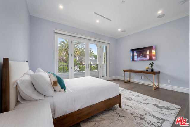 126 N Canyon View Drive, Los Angeles CA: https://media.crmls.org/mediaz/1814bc13-b325-4895-a516-06ceb469ed78.jpg
