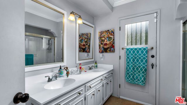 4559 Morella Avenue, Valley Village CA: https://media.crmls.org/mediaz/1814e7b7-adc7-4afe-bda3-595a8b229df7.jpg