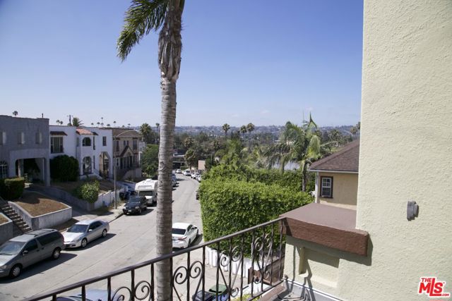 2331 Lucerne Avenue, Los Angeles CA: https://media.crmls.org/mediaz/18156bfc-0e2c-4692-8df5-0f61a72ccae7.jpg