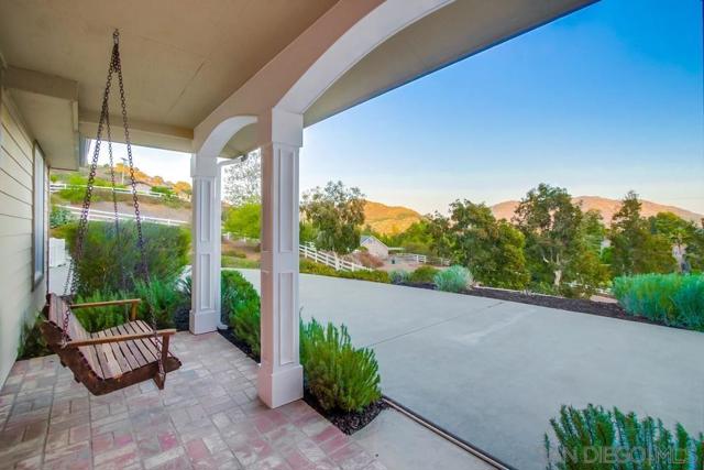 2543 Daisy Ln, Fallbrook CA: https://media.crmls.org/mediaz/1815d931-f8ad-4183-848b-d0e077c29959.jpg