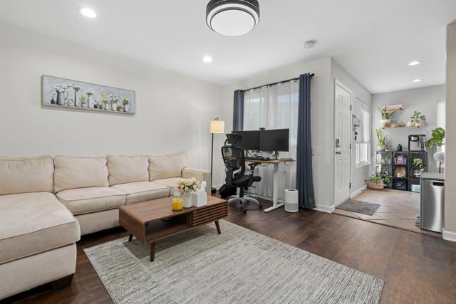 6333 College Grove Way, San Diego CA: https://media.crmls.org/mediaz/1816085b-0b5f-48c2-aa53-071758f9d275.jpg