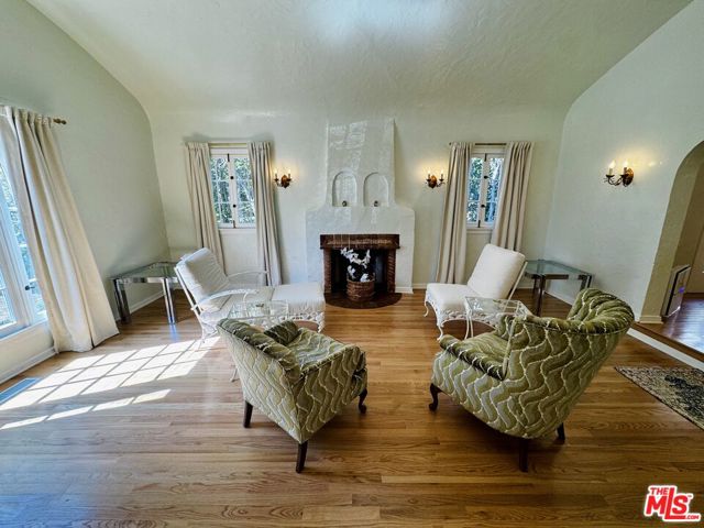 2128 Veteran Avenue, Los Angeles CA: https://media.crmls.org/mediaz/181742b3-ffbd-4dc4-aefa-8142fcb3a54c.jpg