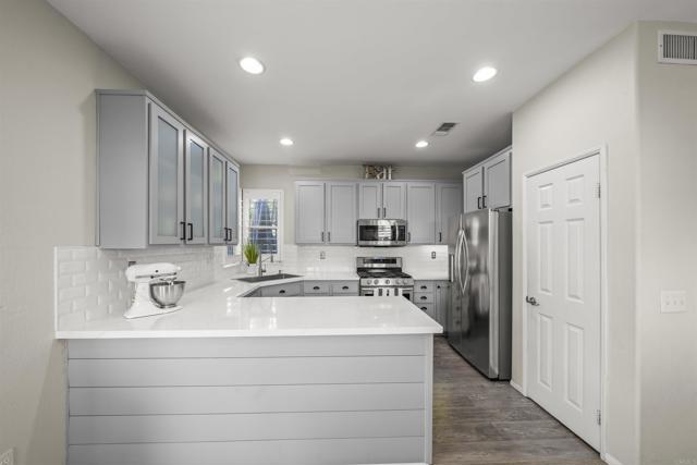 2194 Honeybee Street, Chula Vista CA: https://media.crmls.org/mediaz/18177f28-b6f5-4e7c-8221-ca643ff61d50.jpg