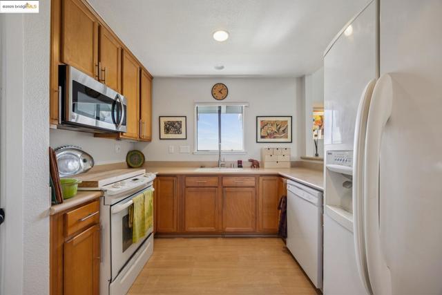 40 Spy Glass Hill, Oakland CA: https://media.crmls.org/mediaz/1817d44c-d447-4ce9-a1ec-f2c4d3457475.jpg