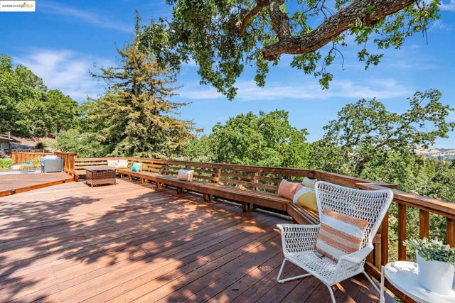 3336 Oak Ct, Lafayette CA: https://media.crmls.org/mediaz/1817e2d2-79ee-4b3f-8c77-6a51817c7c9d.jpg