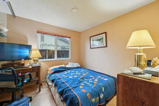 4942 Rocklin Dr, Union City CA: https://media.crmls.org/mediaz/18184ba3-b4ba-4f42-b046-6d32d7dabf29.jpg