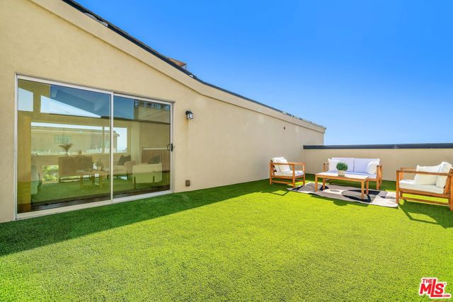 4 Lighthouse Street, Marina del Rey CA: https://media.crmls.org/mediaz/18184f6e-41e0-4dd4-88f5-0c0c5a34f1ad.jpg