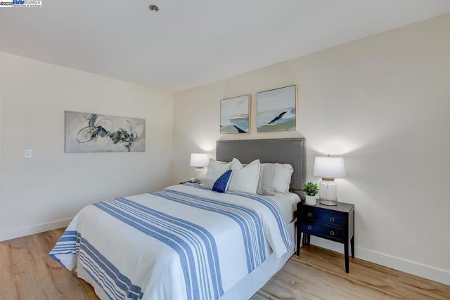 1001 Shoreline Dr, Alameda CA: https://media.crmls.org/mediaz/18186b85-d3a8-4042-bad8-bfc48bf50864.jpg
