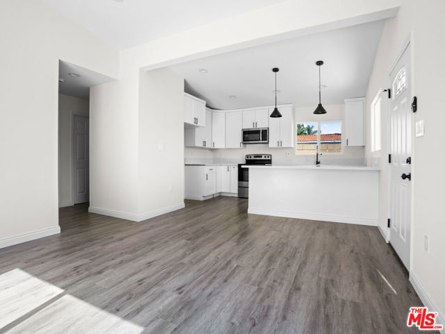 891 E 6th Street, Pomona CA: https://media.crmls.org/mediaz/18190b38-410f-4cab-a5ed-0c0d68f50e2a.jpg