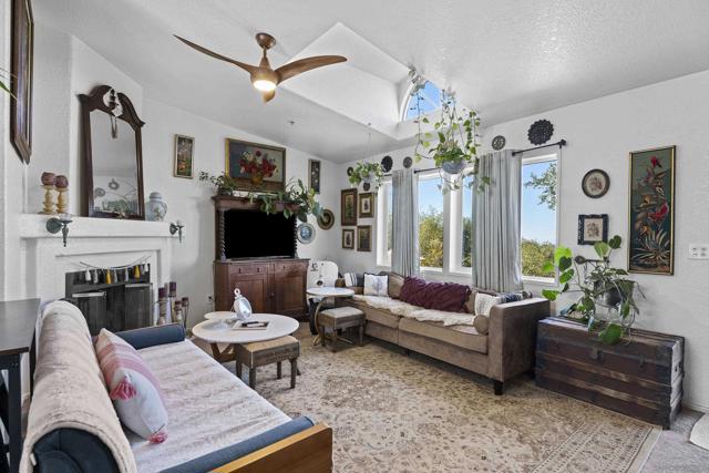 300 Thornton Dr, El Cajon CA: https://media.crmls.org/mediaz/18194b13-e38f-4da2-9647-6f14e64b4919.jpg