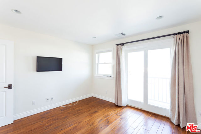 702 Pacific Ave., Venice CA: https://media.crmls.org/mediaz/181a3838-086a-4f74-9ec2-538ce44efe7c.jpg