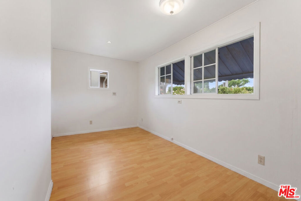 https://media.crmls.org/mediaz/181b05a6-fdbe-4062-b118-94ef23828b79.jpg?preset=X-Large