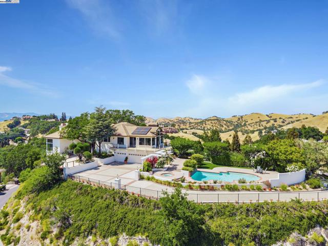 530 Oakshire Pl, Alamo CA: https://media.crmls.org/mediaz/181c42ca-5ebb-4fb9-bea9-8d11ef694154.jpg
