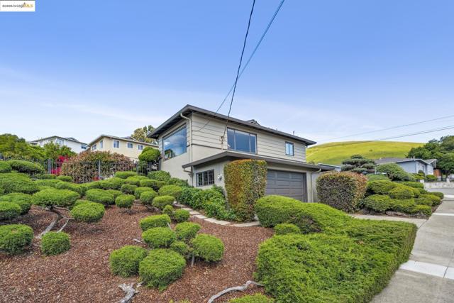 8499 Aster Ave, Oakland CA: https://media.crmls.org/mediaz/181c5adb-9517-4a6c-86ed-3a9f39153067.jpg