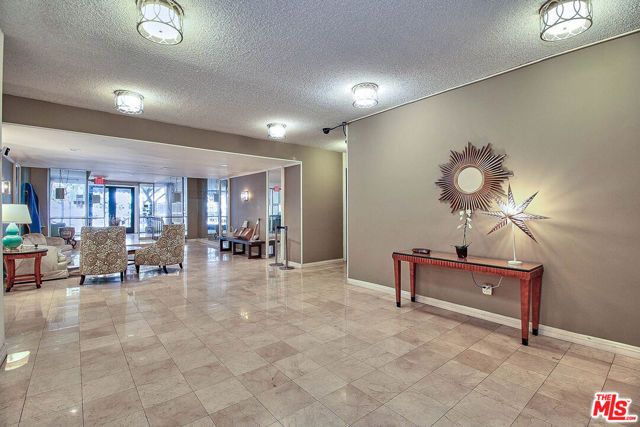 400 S La Fayette Park Place, Los Angeles CA: https://media.crmls.org/mediaz/18200849-061c-4749-9cd5-8a2bd45cd225.jpg