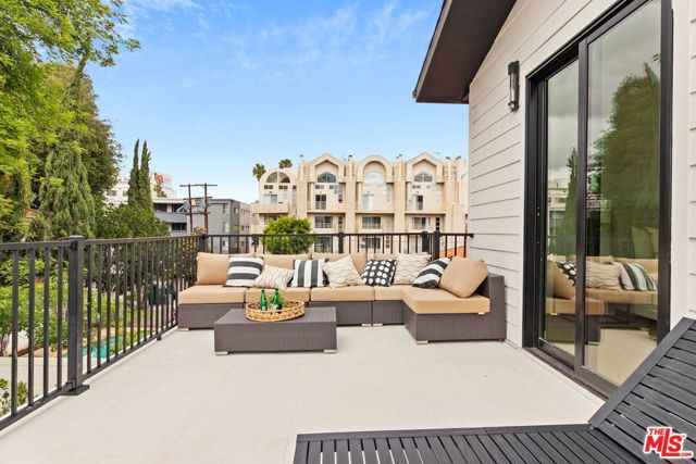 4535 Haskell Avenue, Encino CA: https://media.crmls.org/mediaz/182070f8-21d2-4b86-bf1e-1b8a72c79d1d.jpg