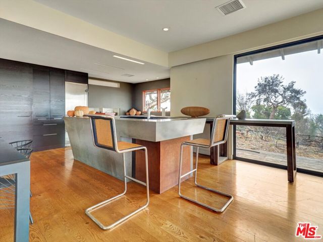 16959 Dulce Ynez Lane, Pacific Palisades CA: https://media.crmls.org/mediaz/18207822-b1ab-42cf-96aa-2b7dbaad4ed0.jpg