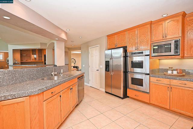 65 Dawn Dr, Pleasant Hill CA: https://media.crmls.org/mediaz/1820b4cb-d8bc-43c0-b8bf-95bac2ae7344.jpg